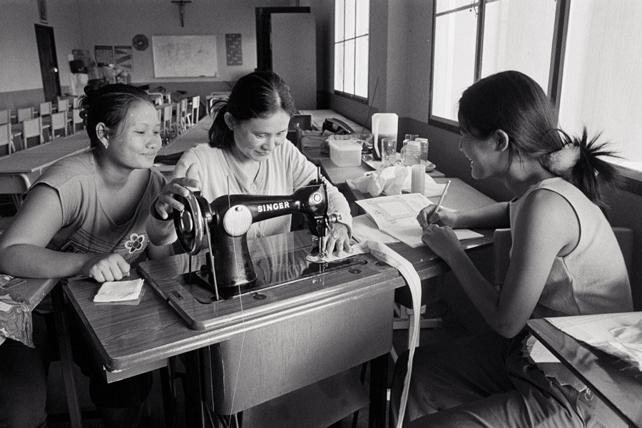 Holy Infant Orphanage: boarding school teachers learn how to make bags from a sewing trainer. They intend to pass the skills on to interested students later.