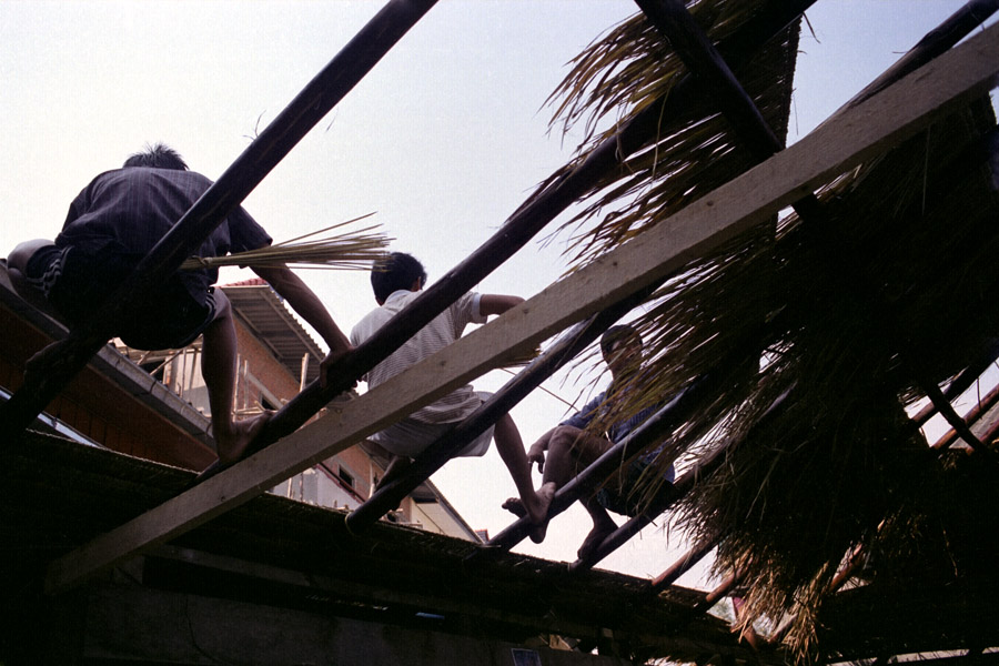 2011: Mae Sot's architecture is a wide mix of old and new. Wood houses, bamboo houses, concrete multi-story buildings. Even traditional structures often have tin roofs. But occasionally you can still find thatch roofs in Mae Sot, which require regular repair.