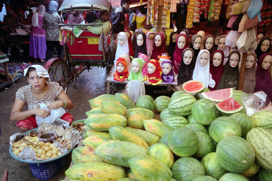 Banjarmasin, Kalimantan, Indonesia 2010: Pasar Lama, a sprawling market.