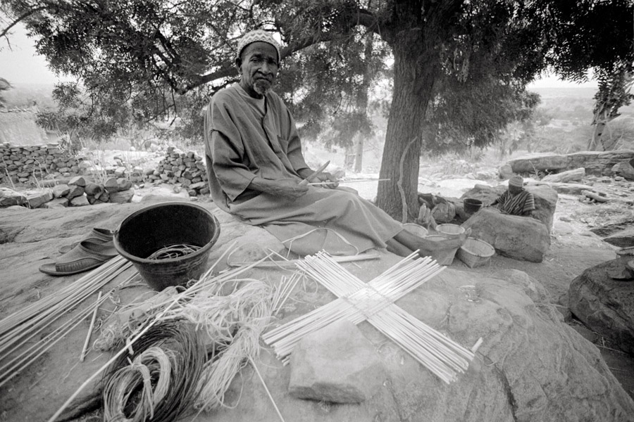 Yabatalou, Mali (Dogon Country) 2010: basketweaver.